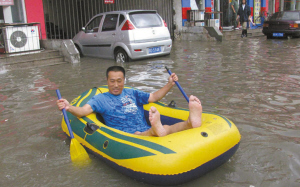 市民在街头划船自救