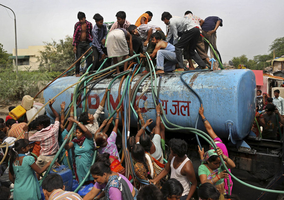 惊！印度贫民窟抢水大战（组图）
