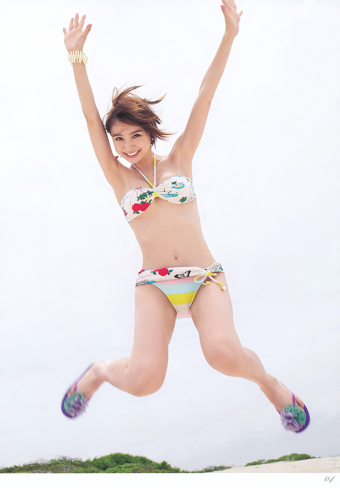 水着でジャンプする姿の篠田麻里子さん