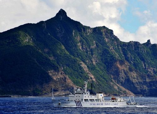 海洋領土を守る！　釣魚島近海海域を巡航する中国海監船