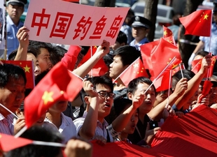 北京の日本駐中国大使館前で　3日間連続デモ