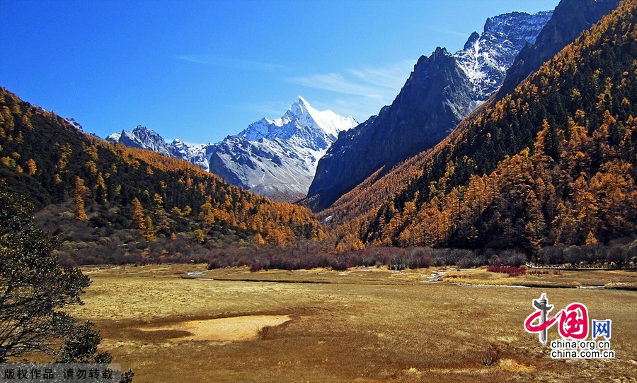 稻城亚丁风景区县城海拔为3750米，境内最高海拔达6032米；属高原季风气候，绝大多数时间天气晴朗，阳光明媚，自然风光优美，尤以古冰体遗迹“稻城古冰帽”著称于世。摄影：游兵/中国网图片库