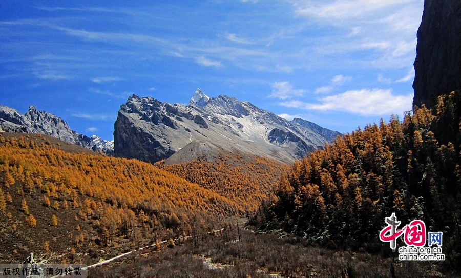 在稻城亚丁极目远跳，天地浩瀚无垠，乱石铺天盖地，憾人心魄，1145个高山湖泊散落于嶙峋乱石间，碧蓝如玉，景色极为壮观，因而被誉为最后的香巴拉。摄影：游兵/中国网图片库