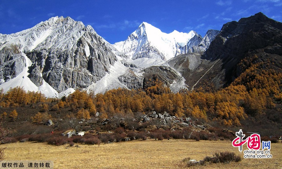 在稻城亚丁极目远跳，天地浩瀚无垠，乱石铺天盖地，憾人心魄，1145个高山湖泊散落于嶙峋乱石间，碧蓝如玉，景色极为壮观，因而被誉为最后的香巴拉。摄影：游兵/中国网图片库