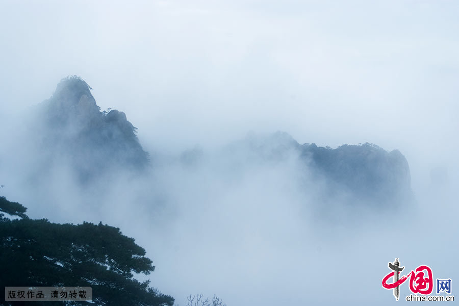 三清山一年中大约有200多个雾天，云雾使千山万壑浓淡明灭、变幻莫测，尤其在日出时分更是群峰竞秀、气象万千。中国网图片库 刘建国摄影
