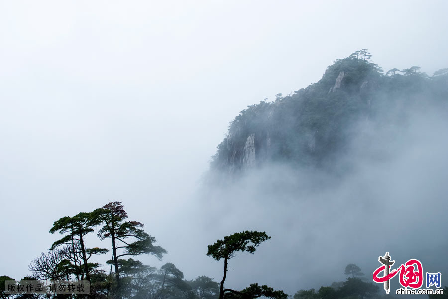 三清山一年中大約有200多個霧天，云霧使千山萬壑濃淡明滅、變幻莫測，尤其在日出時分更是群峰競秀、氣象萬千。中國網圖片庫 劉建國攝影