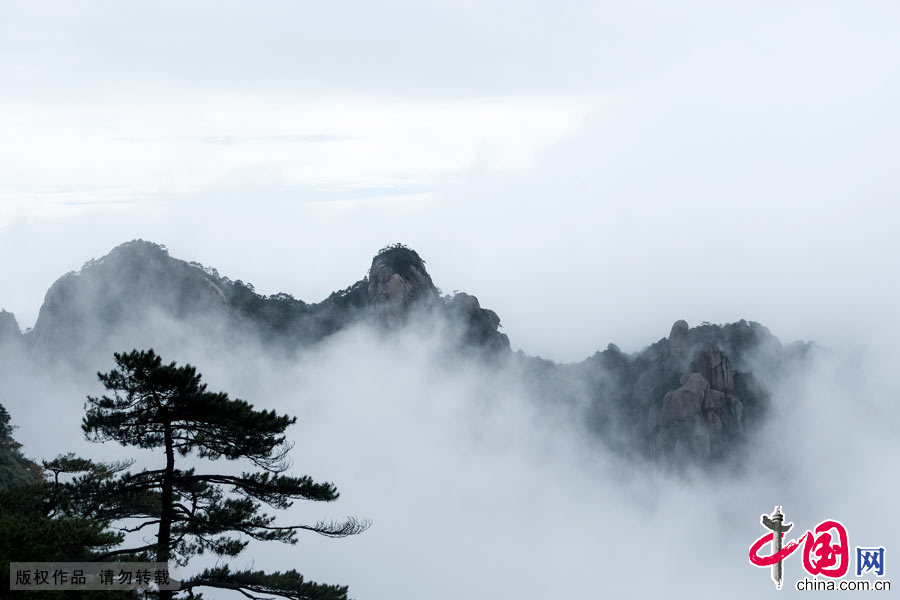 三清山一年中大约有200多个雾天，云雾使千山万壑浓淡明灭、变幻莫测，尤其在日出时分更是群峰竞秀、气象万千。中国网图片库 刘建国摄影