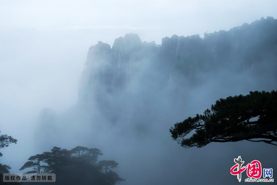 三清山一年中大约有200多个雾天，云雾使千山万壑浓淡明灭、变幻莫测，尤其在日出时分更是群峰竞秀、气象万千。中国网图片库 刘建国摄影