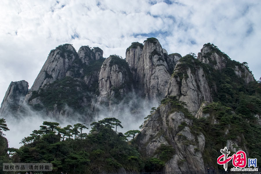 三清山一年中大约有200多个雾天，云雾使千山万壑浓淡明灭、变幻莫测，尤其在日出时分更是群峰竞秀、气象万千。中国网图片库 刘建国摄影