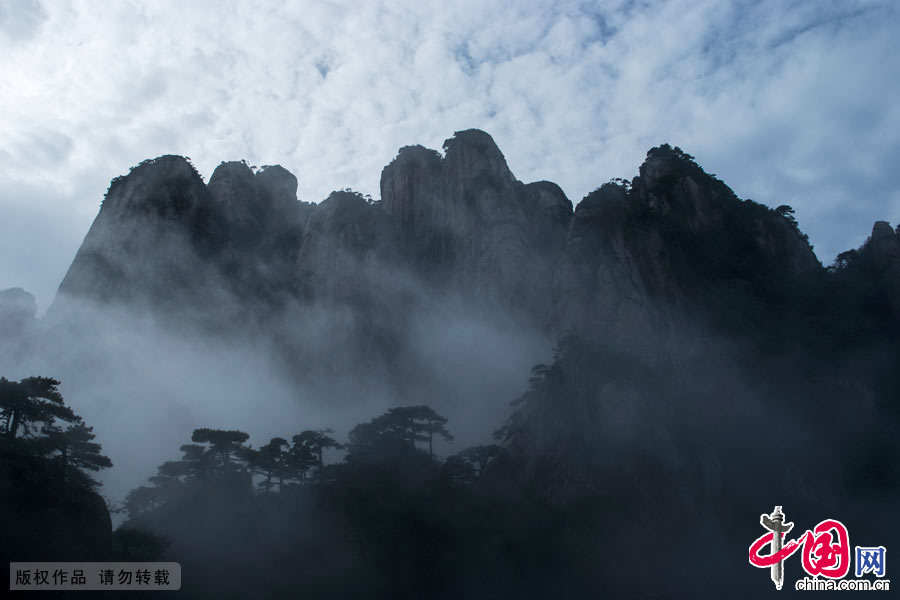 三清山一年中大约有200多个雾天，云雾使千山万壑浓淡明灭、变幻莫测，尤其在日出时分更是群峰竞秀、气象万千。中国网图片库 刘建国摄影