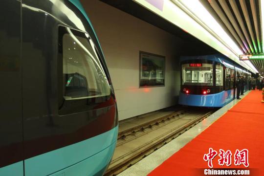 中国初の低床軽量軌道車両が長春で運行
