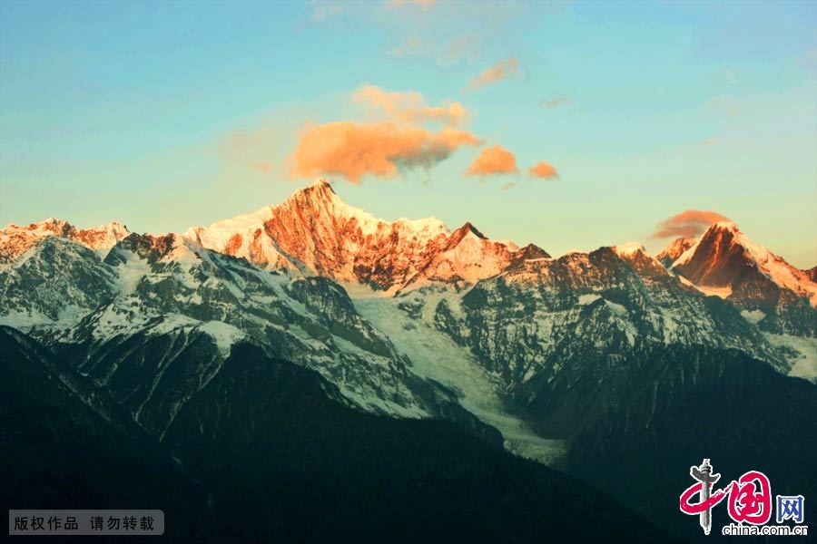 传说只有幸运的人才得以见到神圣的卡瓦格博雪山。中国网图片库 苏利摄影