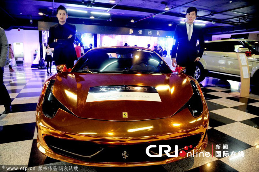 金メッキのフェラーリ婚礼車が中国の瀋陽でお目見え