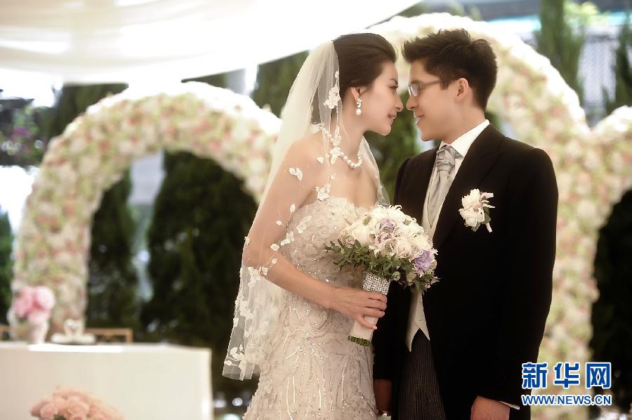 （晚报）（1）郭晶晶与霍启刚在香港注册结婚