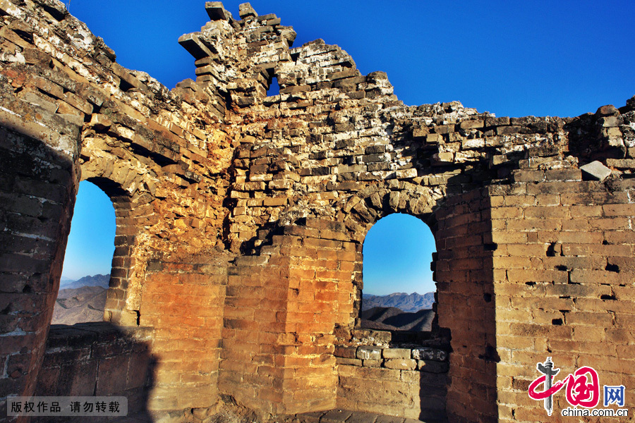 金山岭长城已经过四百多年，这期间它承受了地震、古代战争和现代战争炮火的催损。中国网图片库 刘歆摄