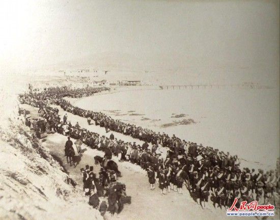 威海衛(wèi)西岸北山嘴水雷營前，清軍俘虜上岸的情景。1895年2月16日下午3時30分，從軍寫真班攝影。