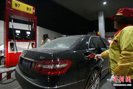 中国精製油価格引き下げ　ガソリン価格は７元台に戻る
