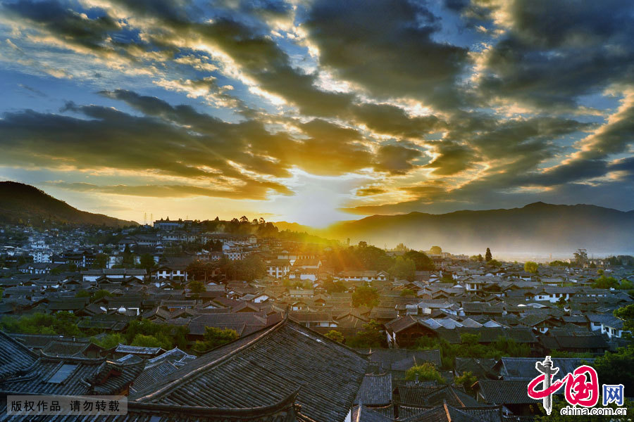 清晨，丽江古城的第一束晨光，唤醒了这座安静的古城。中国网图片库 陈秋华摄影