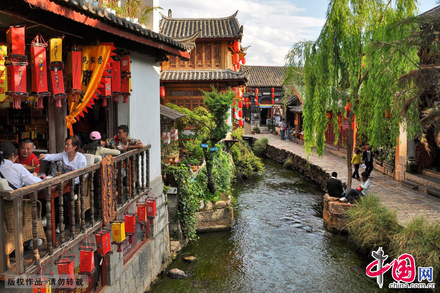 无处不在的小桥流水、古朴的建筑风貌， 在丽江，发呆是免费的。中国网图片库 陈秋华摄影