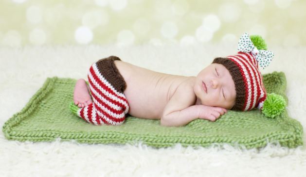 英国摄影师抓拍熟睡圣诞宝宝 可爱模样融化人心