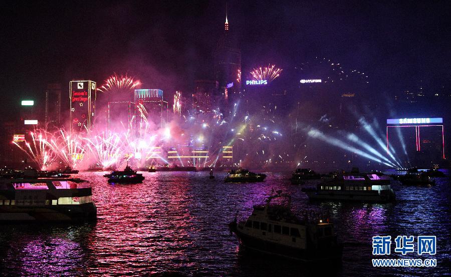 香港举行烟火表演庆祝新年