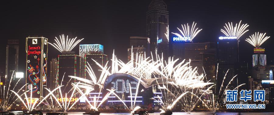 香港举行烟火表演庆祝新年