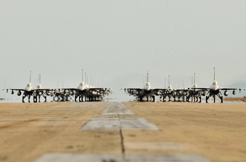 驻韩美空军F-16C大规模机群滑行