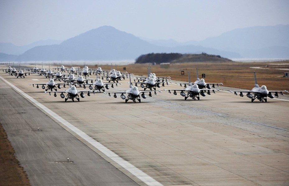 驻韩美空军F-16C大规模机群滑行