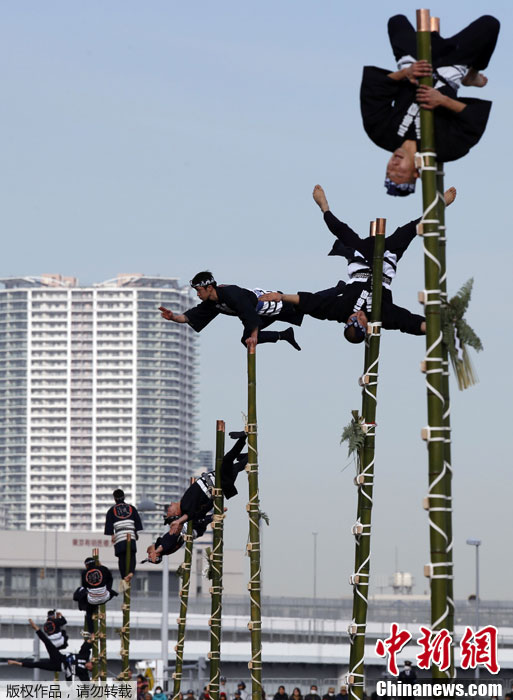 日本新年消防演习 消防员攀竹梯秀'钢管舞'