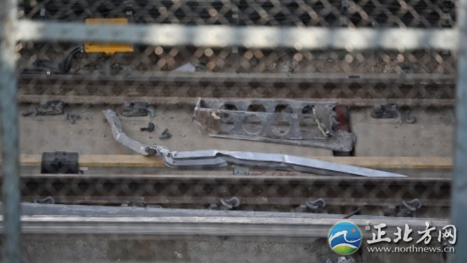 昆明地铁南段列车脱轨事故现场 致1死1伤【组图】1月8日，昆明地铁首期工程南段列车在空载试运行中发生脱轨事故，致一死一伤，事故原因正在调查中。图为事故地铁停在车道内，车头损毁严重。
