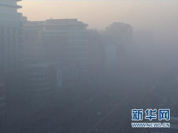 北京雾霾持续不散加剧交通拥堵 应减少自驾出行