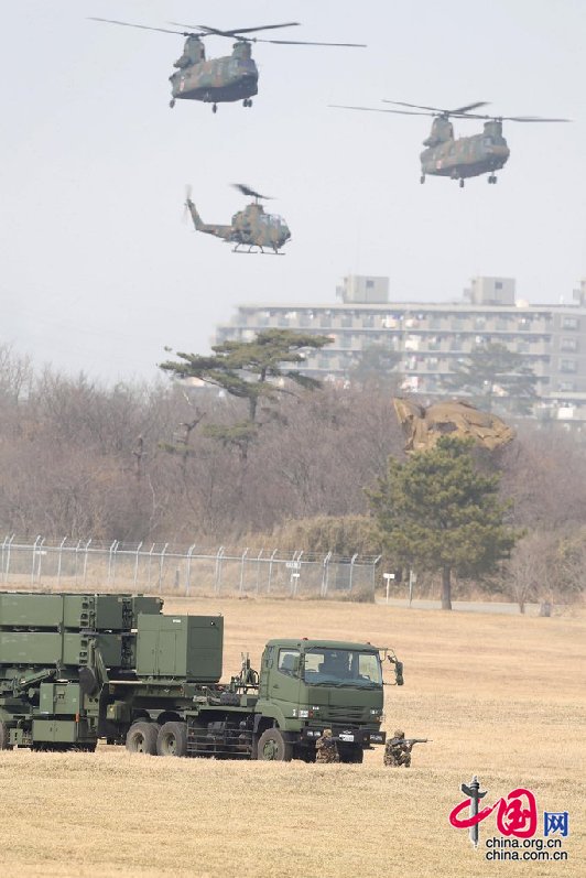 日本陸上自衛隊舉行空降演習[組圖]