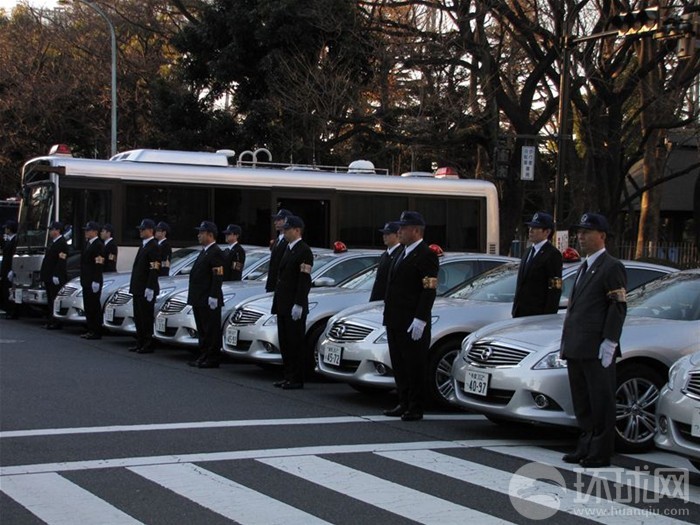 実力夸示 日本警视庁が年头部队出动训练