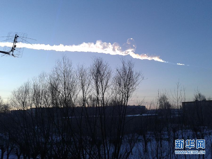 2月15日、ロシア南部ウラル山脈の麓に位置するチェリャビンスク州周辺の上空には、爆発した隕石（いんせき）の通過跡にできた雲がはっきり残っている。