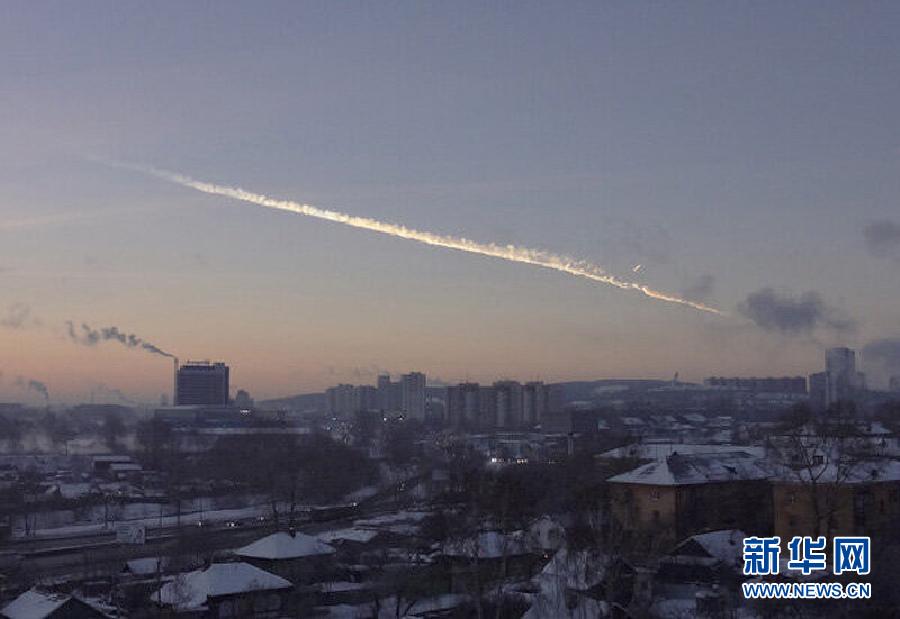 2月15日、ロシア南部ウラル山脈の麓に位置するチェリャビンスク州周辺の上空には、爆発した隕石（いんせき）の通過跡にできた雲がはっきり残っている。