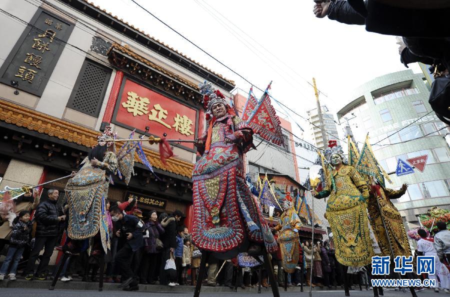 舊暦の春節を祝うため、橫浜中華街で恒例の春節イベントが行われている。その中でも、17日に行われた皇帝衣裝?民族衣裝?獅子舞?龍舞等が繰り広げる荘厳かつ華やかな「祝舞パレード」は、多くの観客を引きつけた