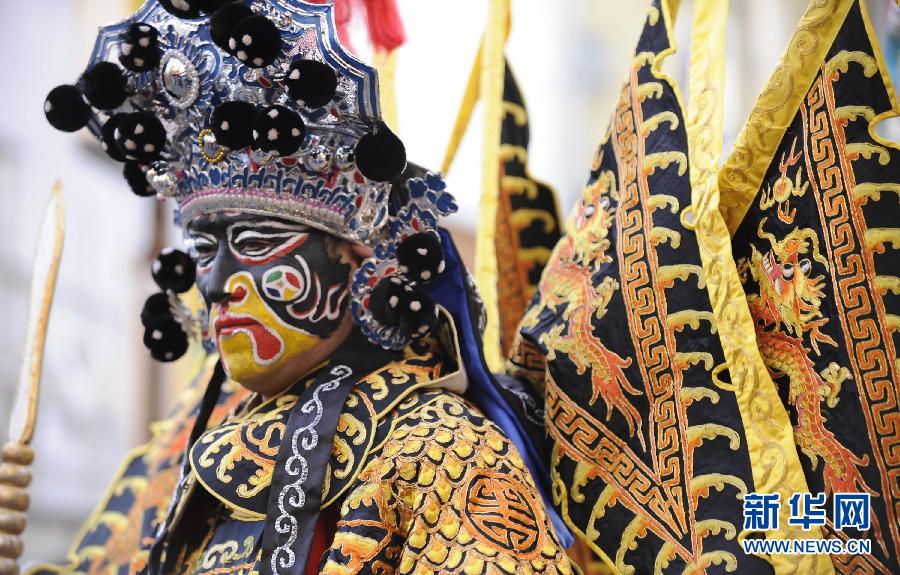 旧暦の春節を祝うため、横浜中華街で恒例の春節イベントが行われている。その中でも、17日に行われた皇帝衣装・民族衣装・獅子舞・龍舞等が繰り広げる荘厳かつ華やかな「祝舞パレード」は、多くの観客を引きつけた