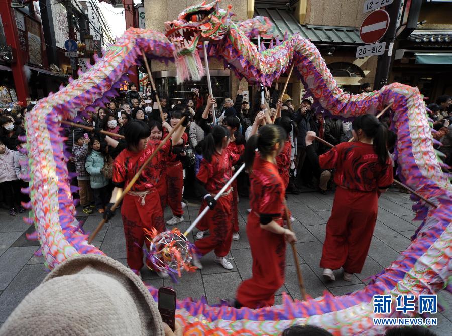 旧暦の春節を祝うため、横浜中華街で恒例の春節イベントが行われている。その中でも、17日に行われた皇帝衣装・民族衣装・獅子舞・龍舞等が繰り広げる荘厳かつ華やかな「祝舞パレード」は、多くの観客を引きつけた