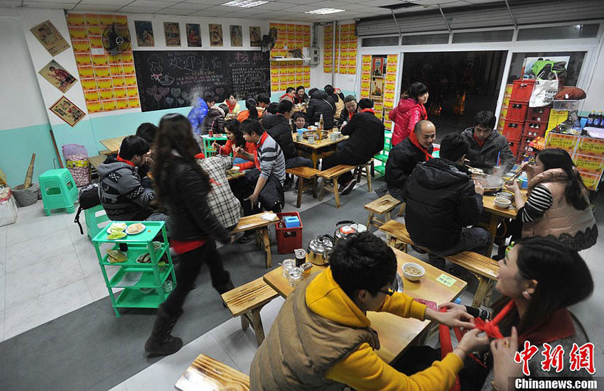 中国重慶で「80後」時代の教室をテーマにした鍋料理店が開店