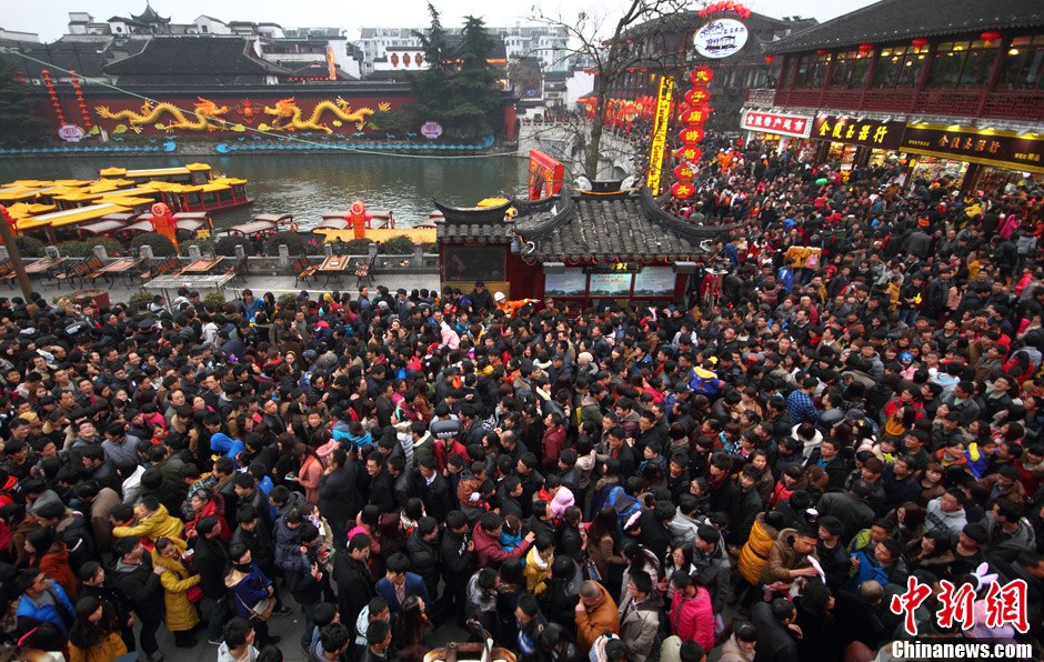 元宵節の南京の夫子廟　数十万人の観光客でごったかえす