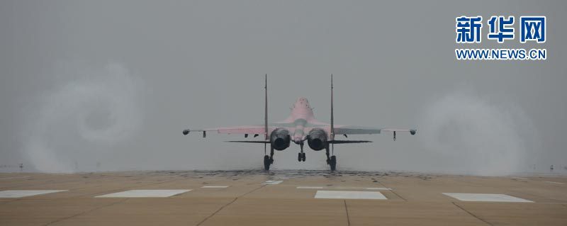 ピンクの塗装　中国空軍の戦闘機Su-30の空対空訓練 