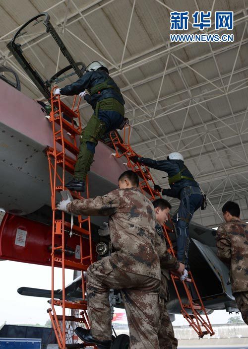 ピンクの塗装　中国空軍の戦闘機Su-30の空対空訓練 