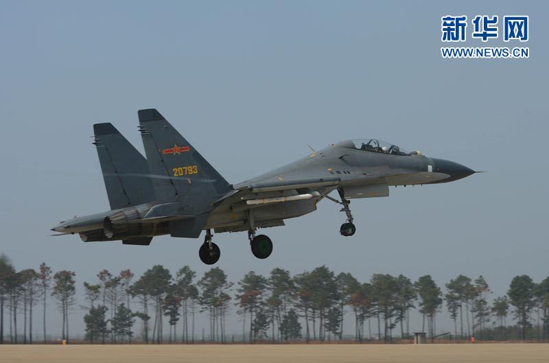 ピンクの塗装　中国空軍の戦闘機Su-30の空対空訓練 