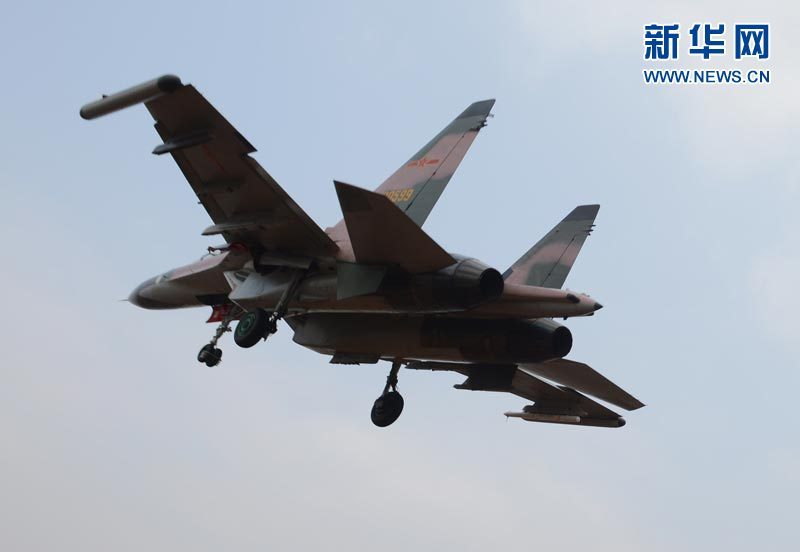 ピンクの塗装　中国空軍の戦闘機Su-30の空対空訓練 