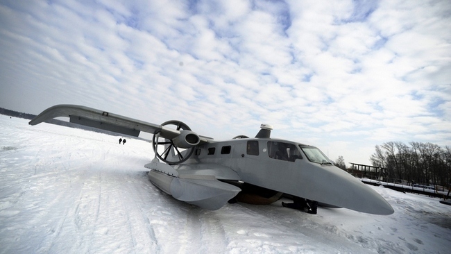 ロシア　氷が張った人造湖で地面効果翼機の実験