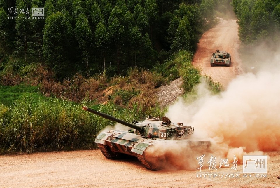 装甲兵訓練場、96式戦車が高速走行　広州