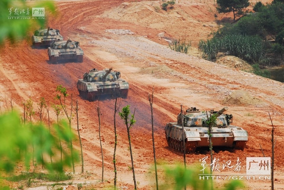 装甲兵訓練場、96式戦車が高速走行　広州