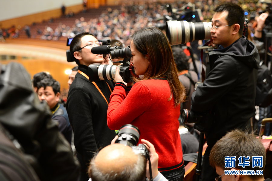 全国政協記者会見のこぼれ話　記者の様々な｢兵器｣