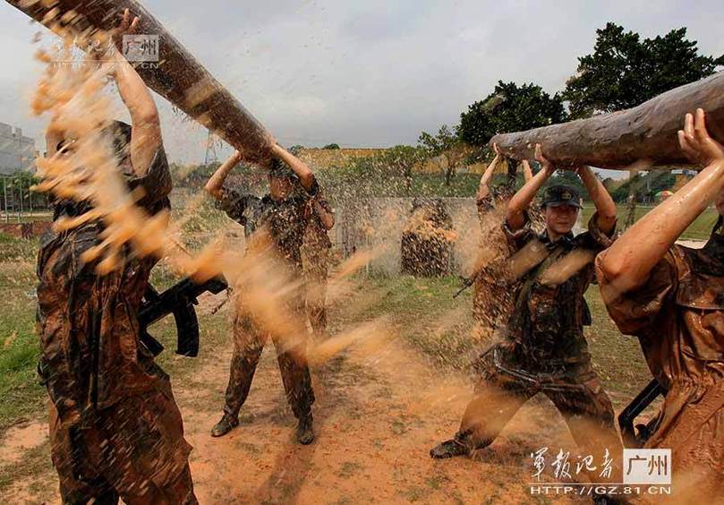 泥まみれで丸太を担ぐ　解放軍女性特殊兵の鬼の訓練