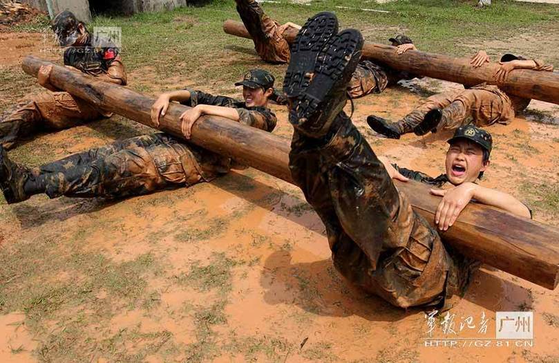 泥まみれで丸太を担ぐ　解放軍女性特殊兵の鬼の訓練